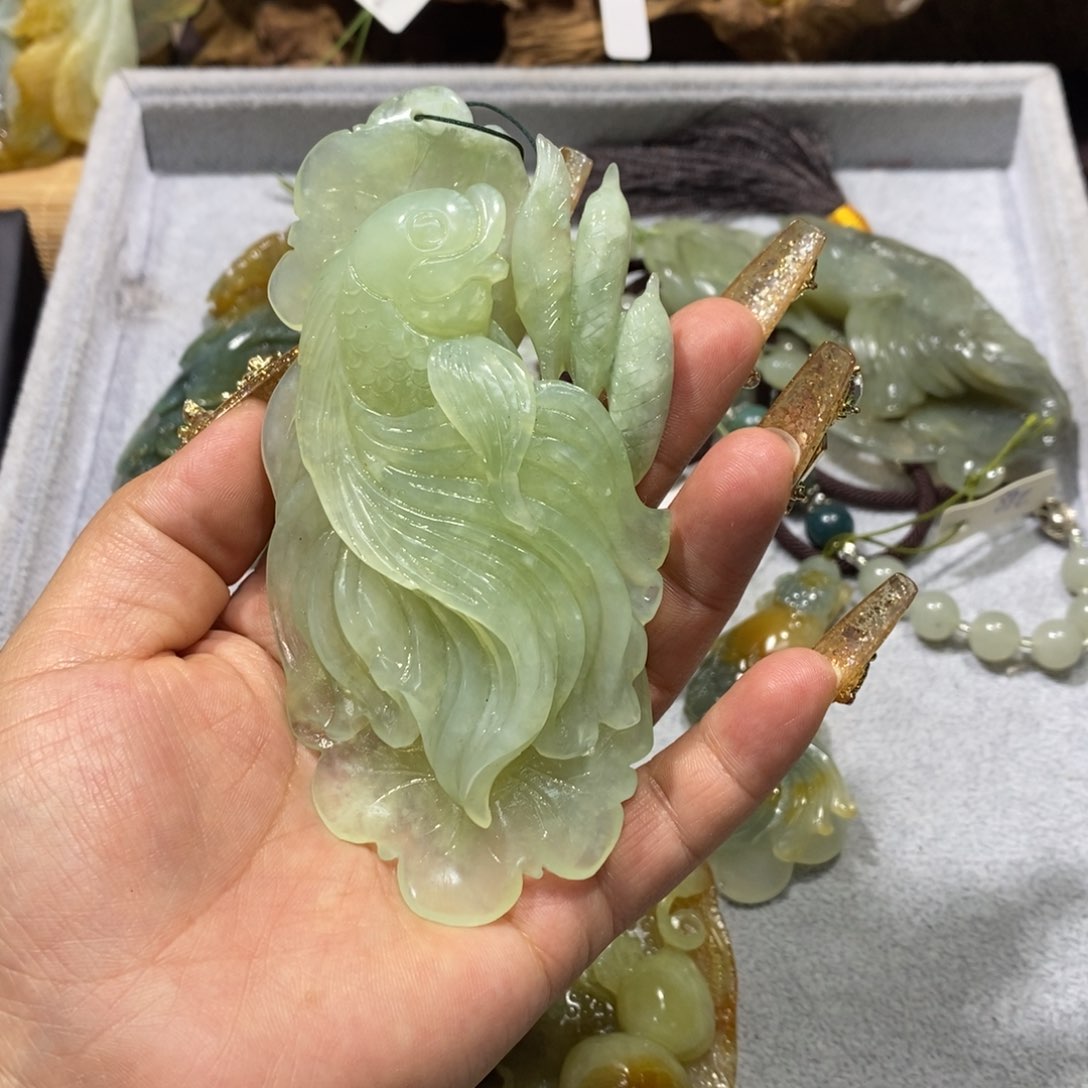 蛇纹石玉颈饰未镶嵌