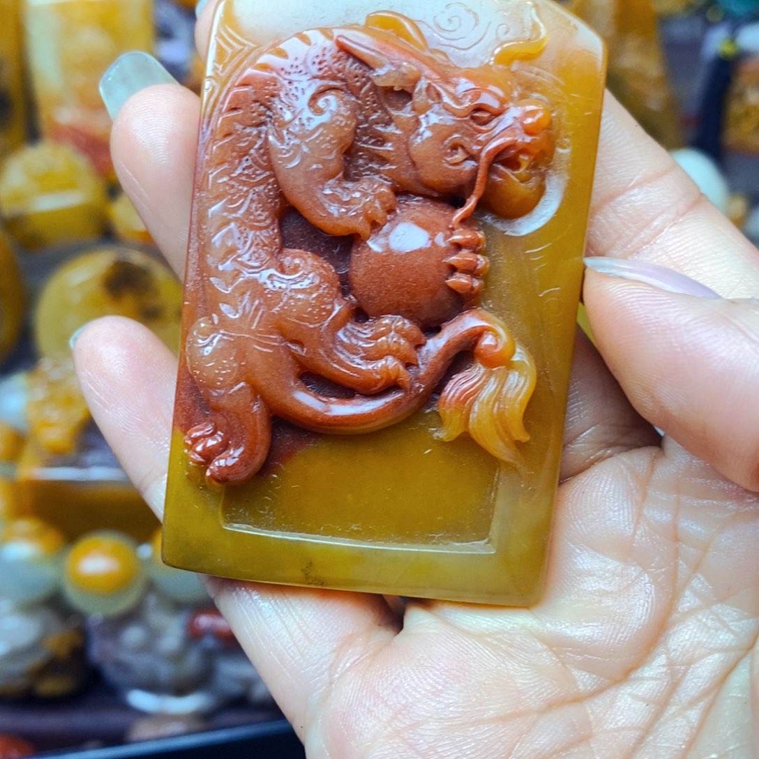 未镶嵌石英质玉（黄龙玉）颈饰