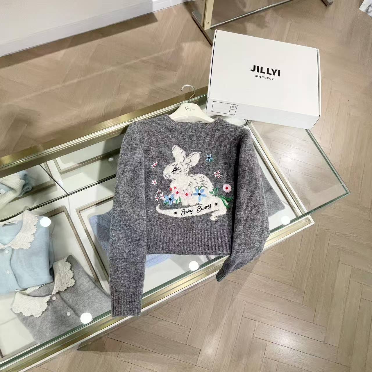 JILLYI【月夜小兔】灰色圆领彩绘小兔少女风时尚针织衫