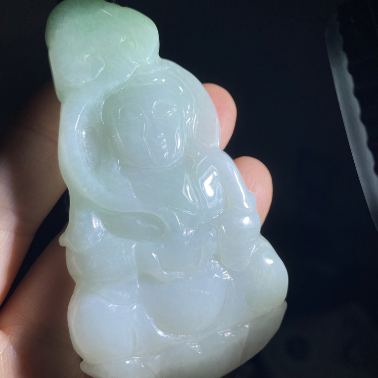 翡翠飘绿俏色大件厚装观音87mm