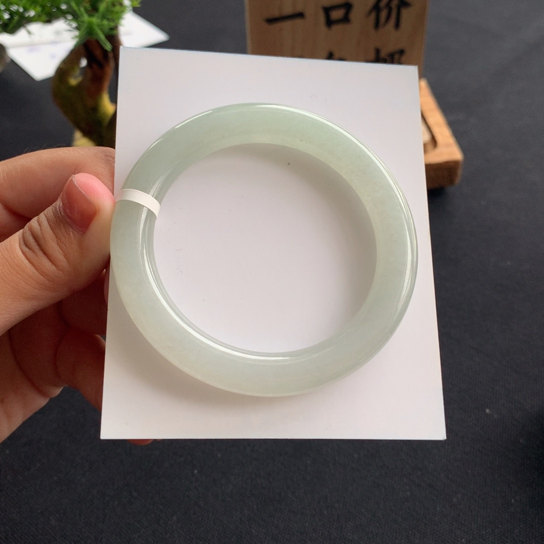 翡翠手镯未镶嵌翡翠