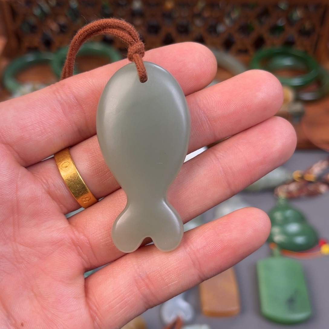 小****和田玉（糖玉）未镶嵌颈饰