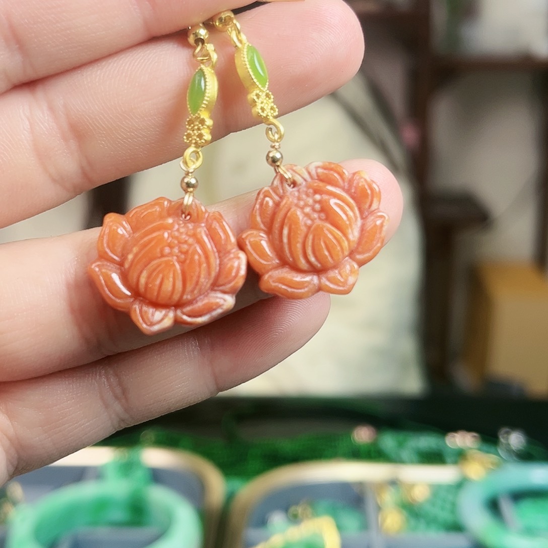 翡翠颈饰未镶嵌耳饰