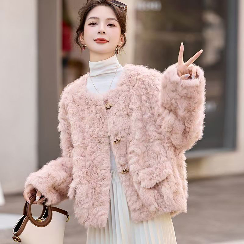 #9857【衣长53】粉色小香风女短款秋冬牛角扣毛茸茸外套