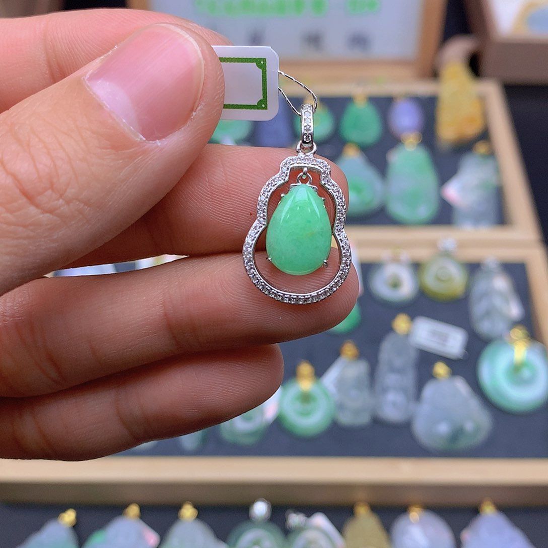 翡翠颈饰未镶嵌翡翠