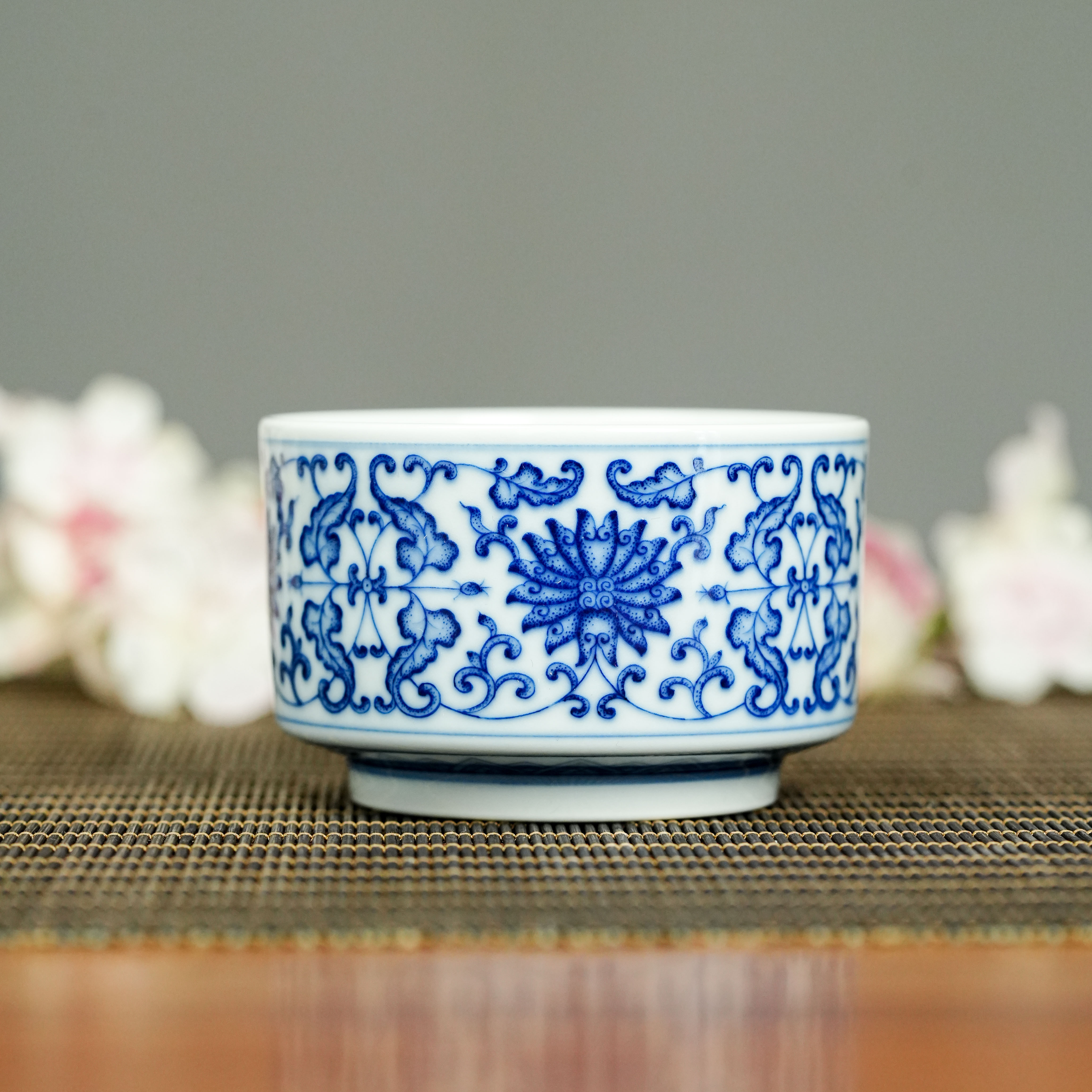 【小乔赏瓷】慎静斋手工手绘青花传承有序缠枝直筒杯主人杯（sjz179）