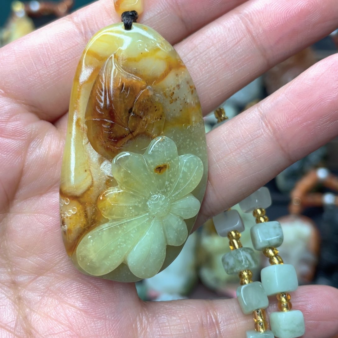 蛇纹石玉颈饰未镶嵌