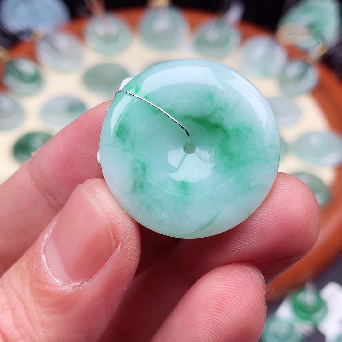 翡翠颈饰未镶嵌平安扣