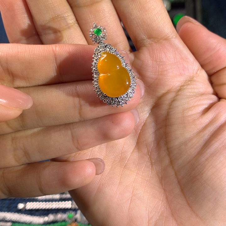 翡翠18K金镶嵌颈饰黄翡葫芦