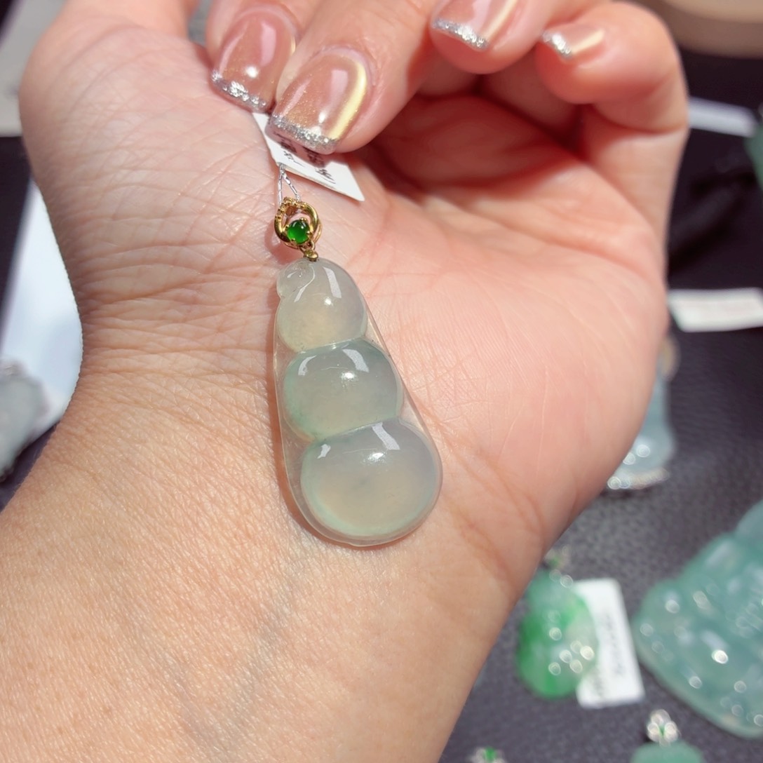 颈饰18K金镶嵌翡翠福豆