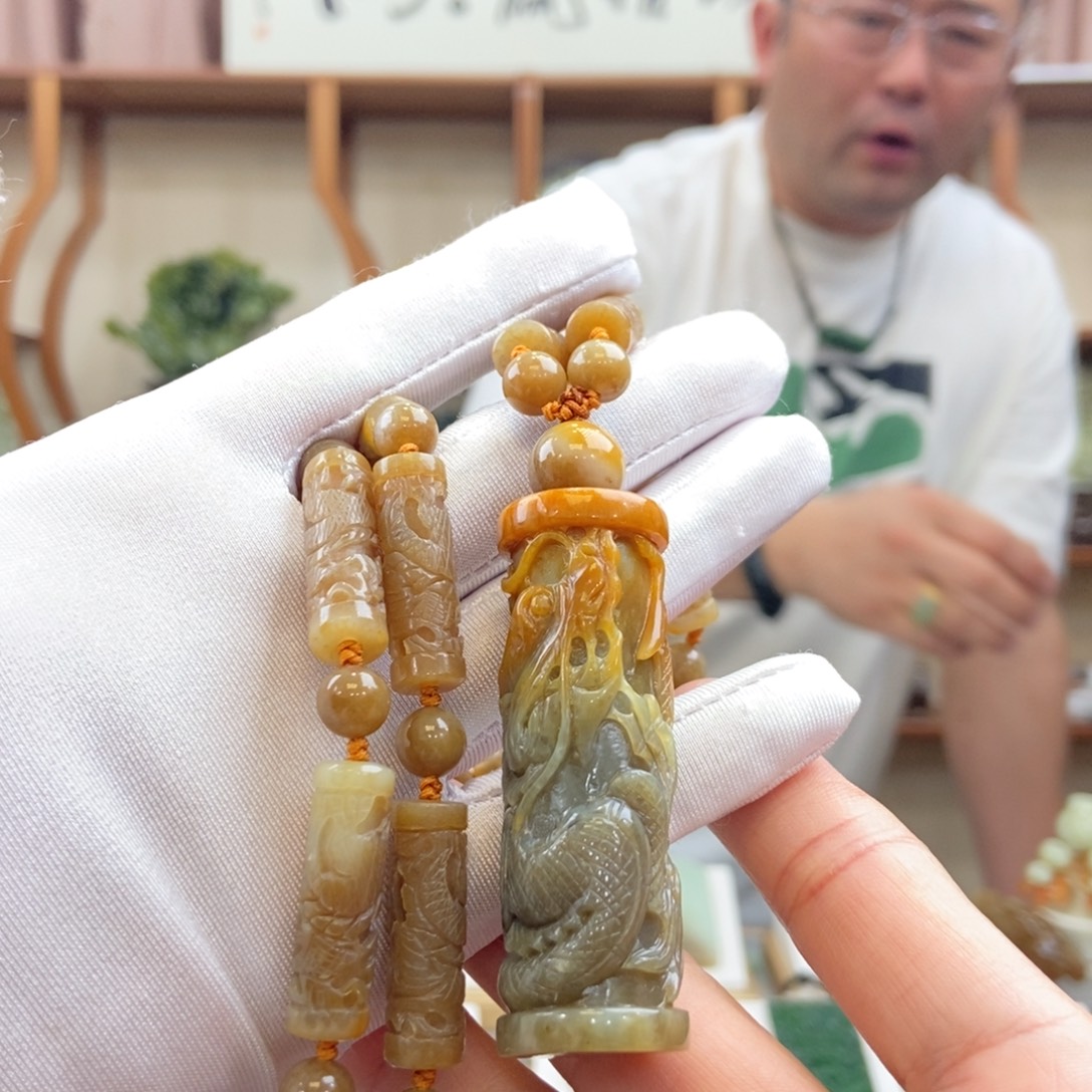 尼***生和田玉未镶嵌颈饰