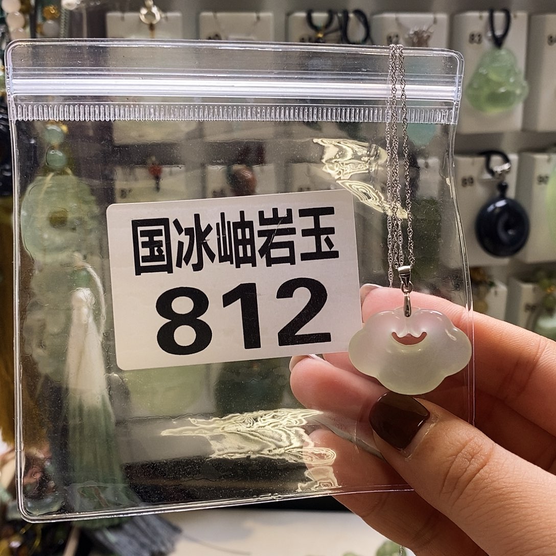 玥***秋蛇纹石玉未镶嵌颈饰