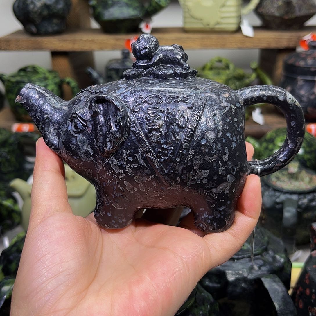 易*石材梅花玉安山玉精品大象壶