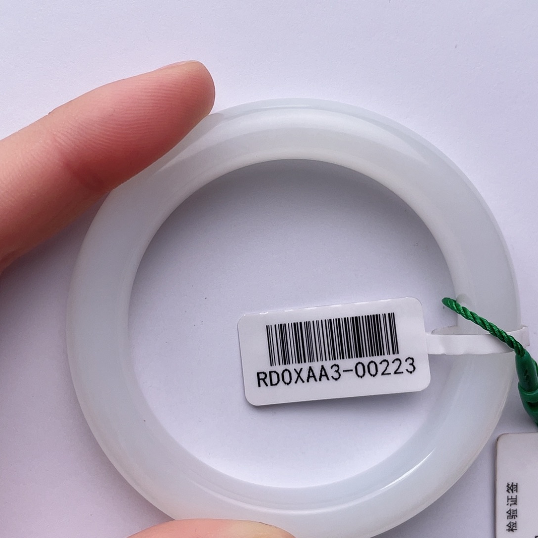 淑***婉和田玉未镶嵌手镯52