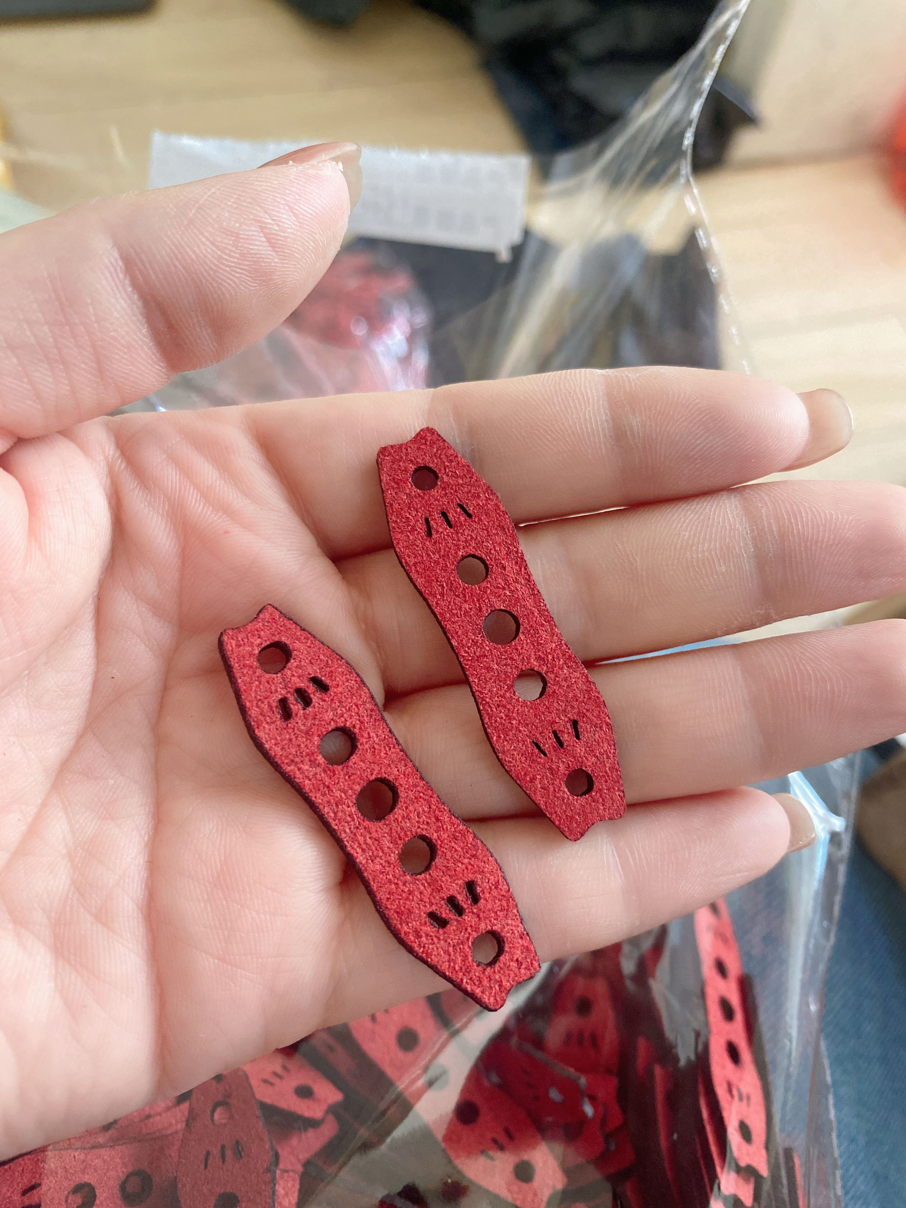 红色三孔定位皮兜超纤维材质耐用抗拉伸户外消音皮兜