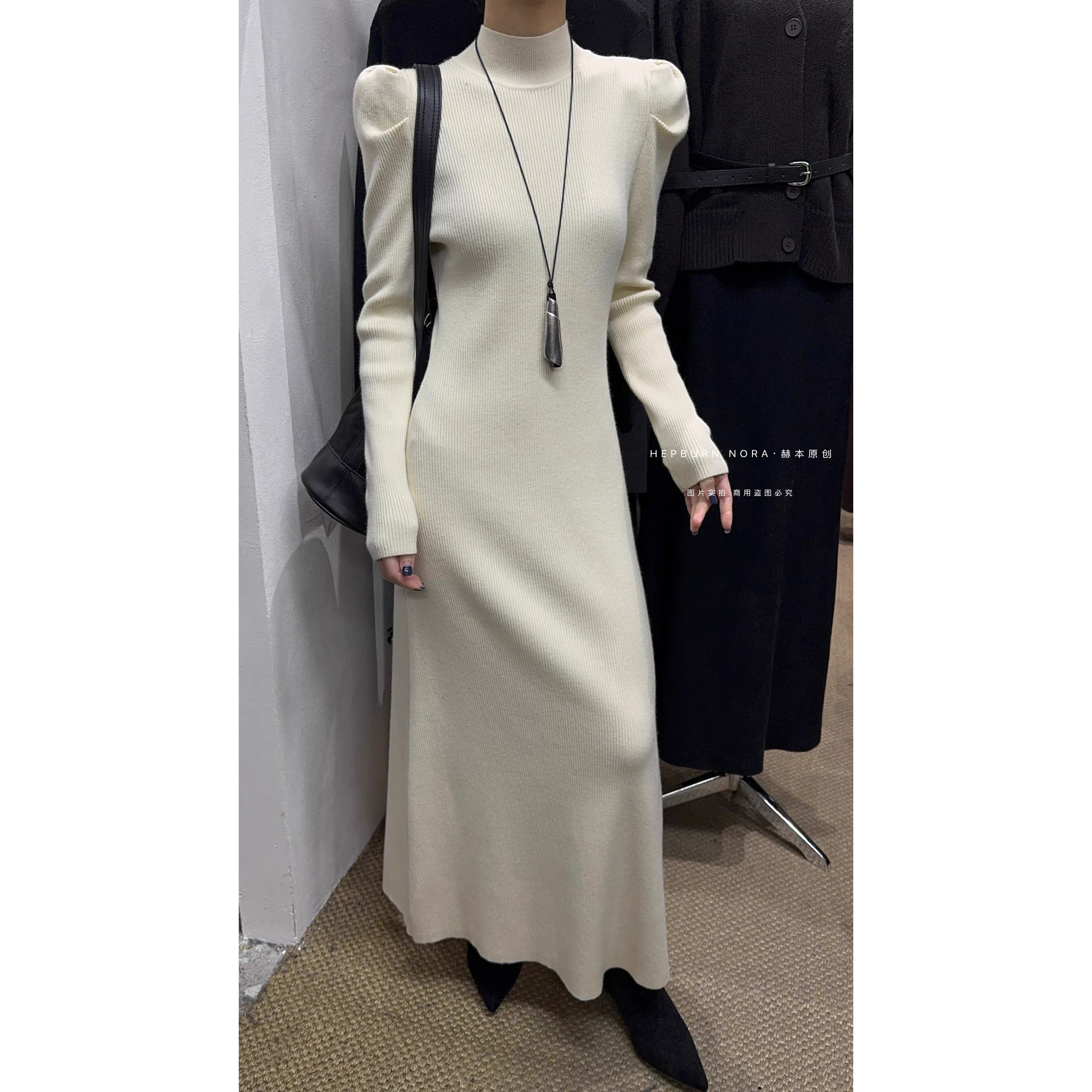 赫本风新款半高领显瘦百搭泡泡袖坑条毛衣连衣裙女质感很好沉甸甸