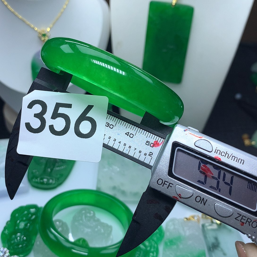 翡翠吊坠(赠链)未镶嵌