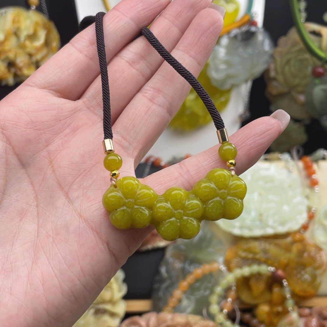 蛇纹石玉未镶嵌颈饰