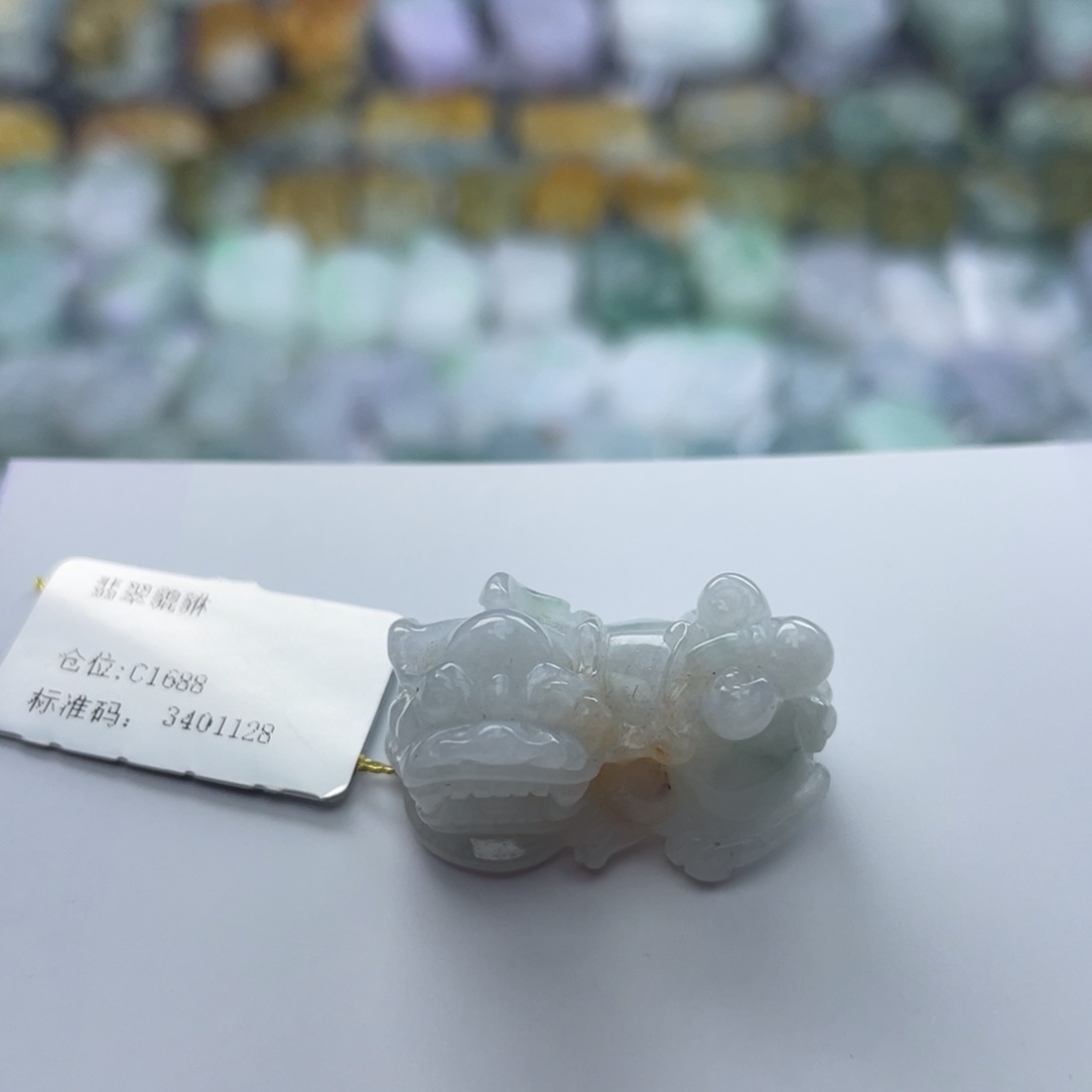 翡翠未镶嵌颈饰貔貅