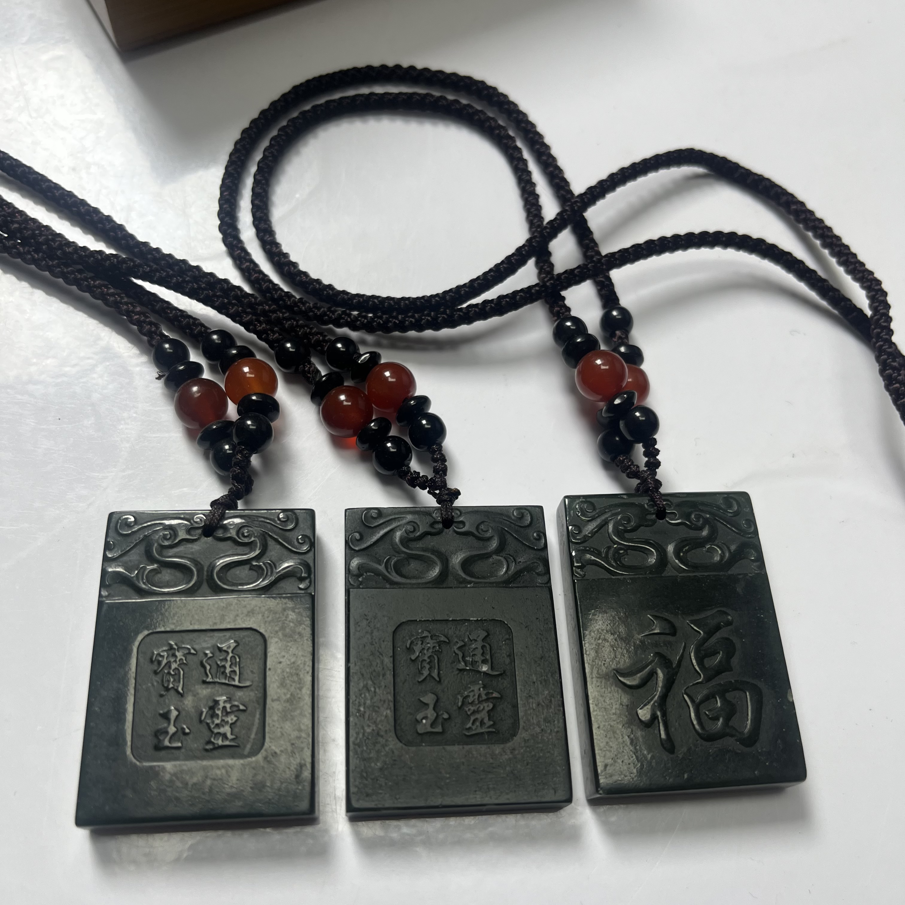 手工雕刻和田玉无事牌吊坠