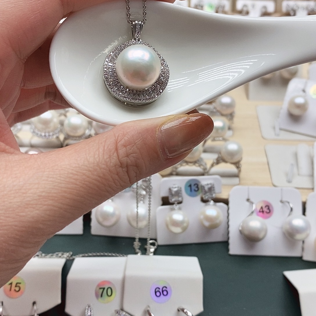 章***哥未镶嵌淡水珍珠颈饰