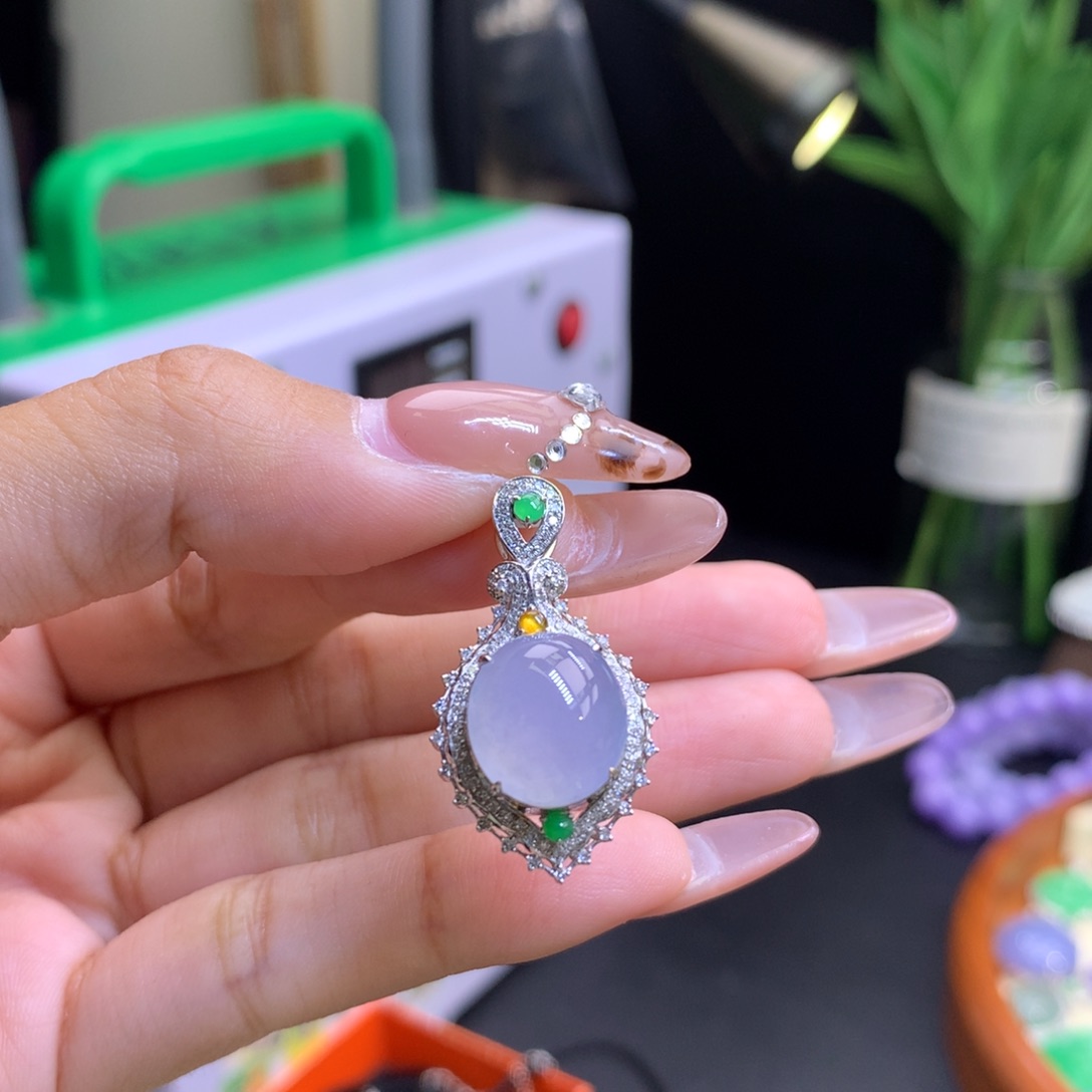 翡翠18K金镶嵌颈饰