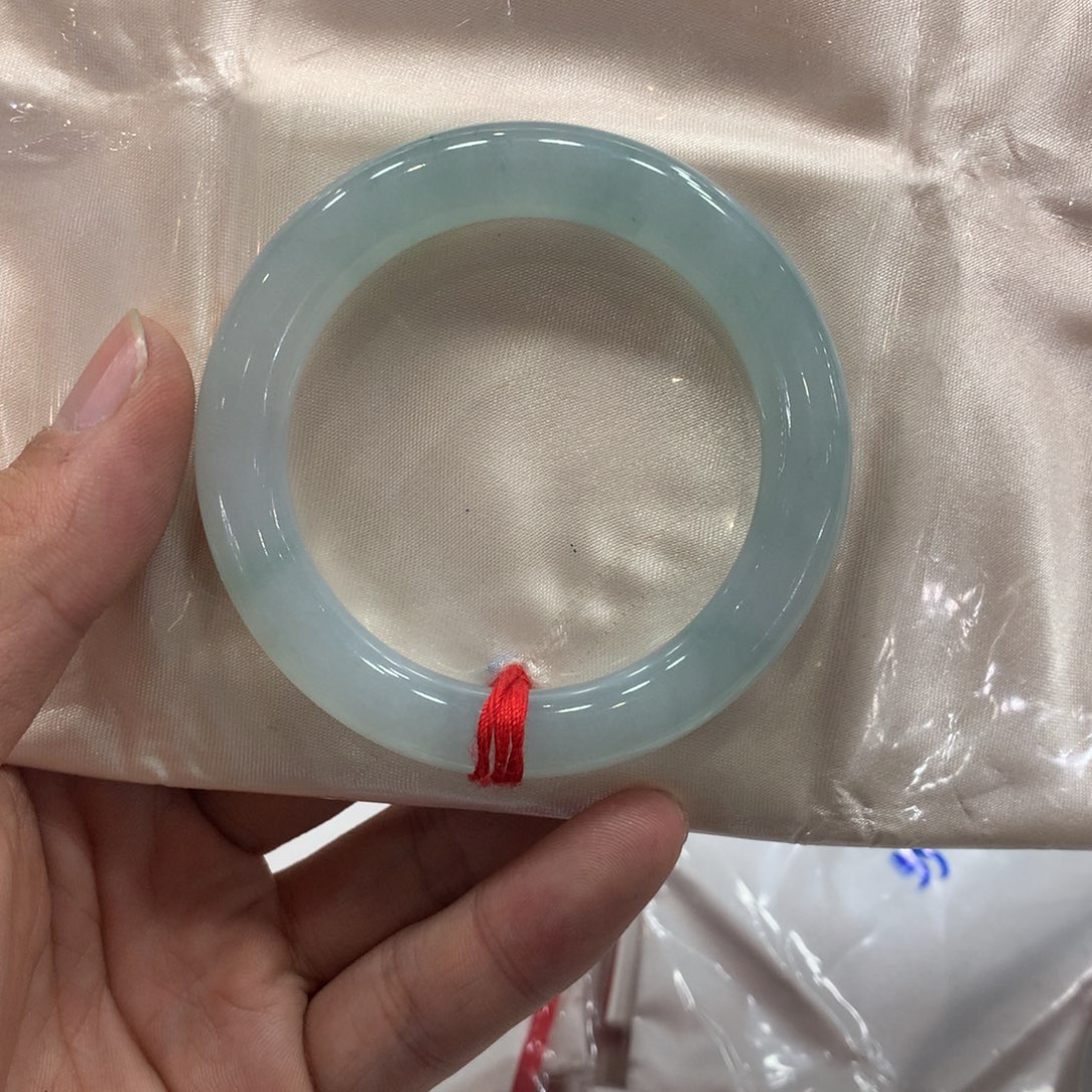 翡翠手镯未镶嵌有瑕