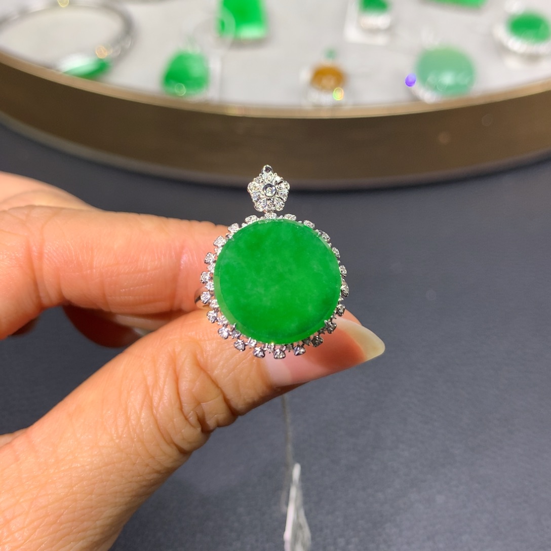 翡翠戒指18K金镶嵌翡翠