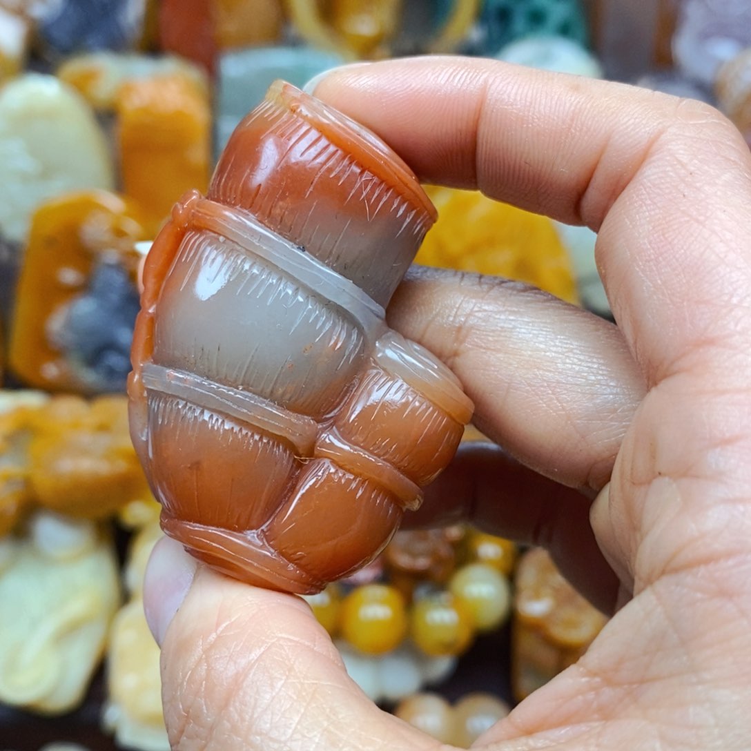 石英质玉（黄龙玉）未镶嵌颈饰