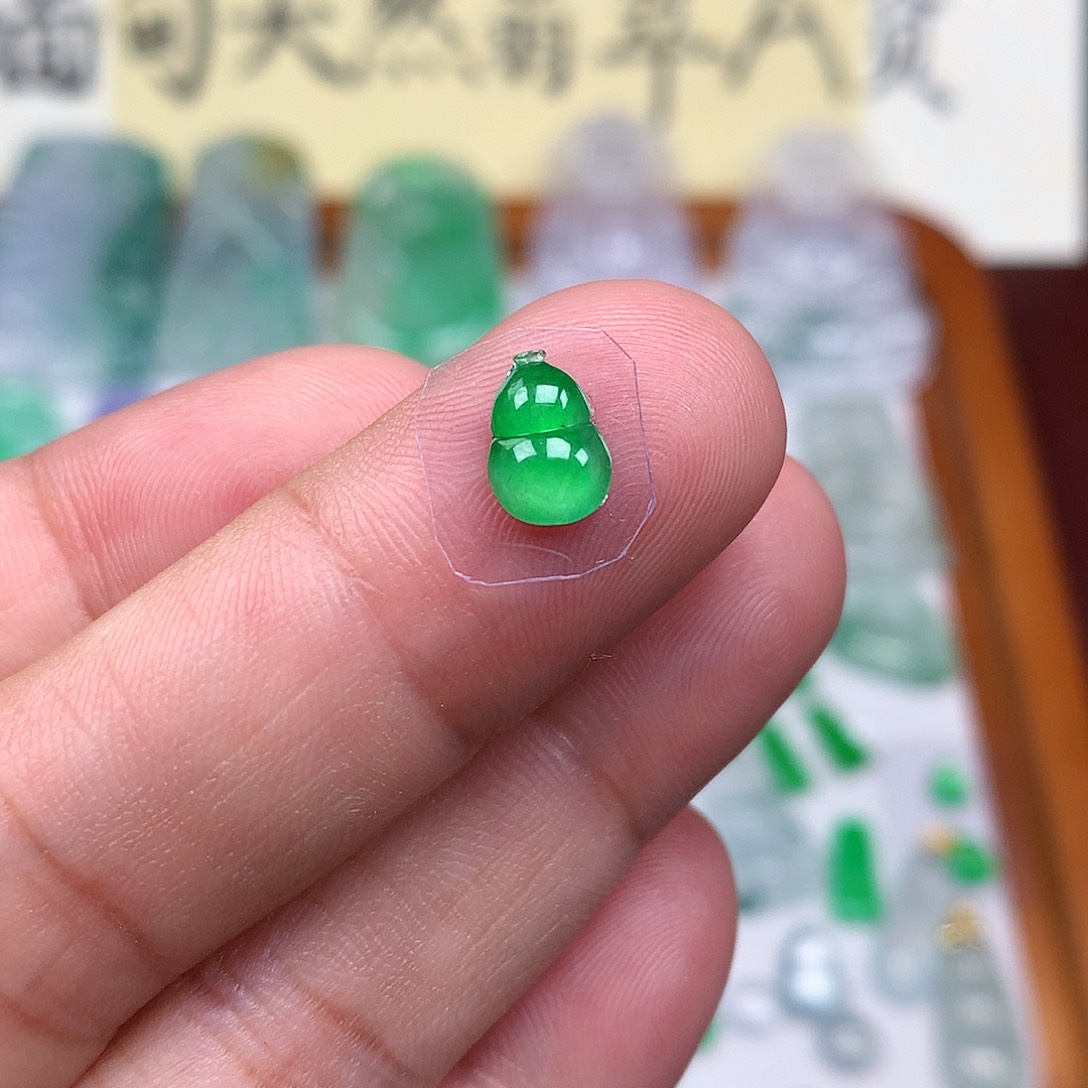 翡翠裸石缅甸天然A货翡翠阳绿葫芦