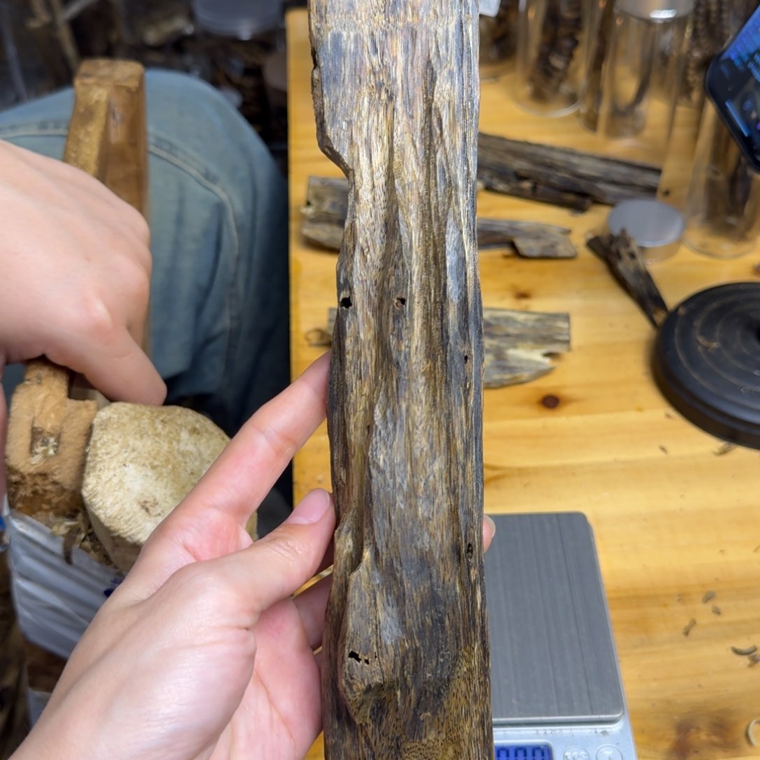 沉香手把件蓝宝石品种块料106克