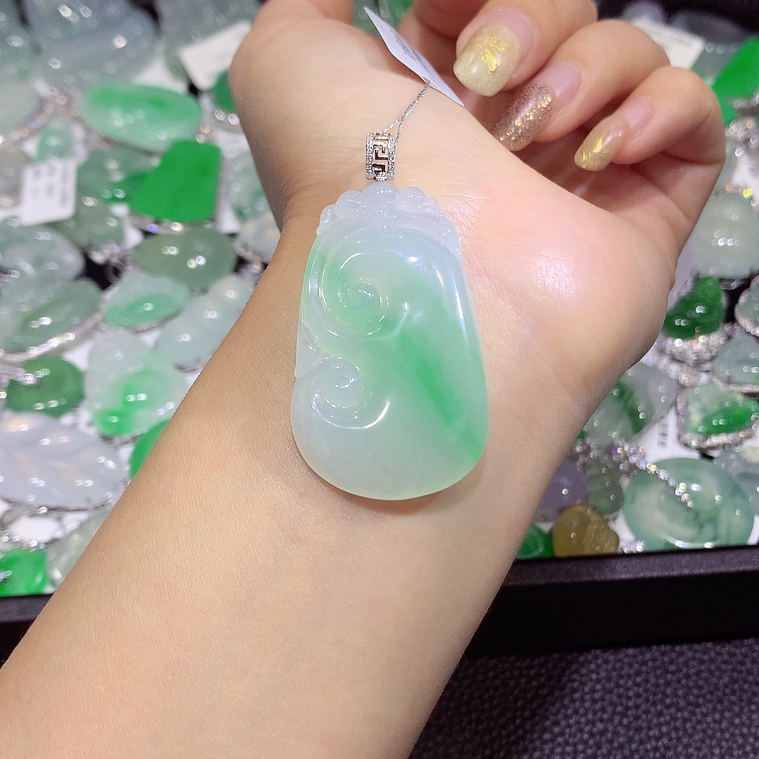 翡翠18K金镶嵌颈饰如意