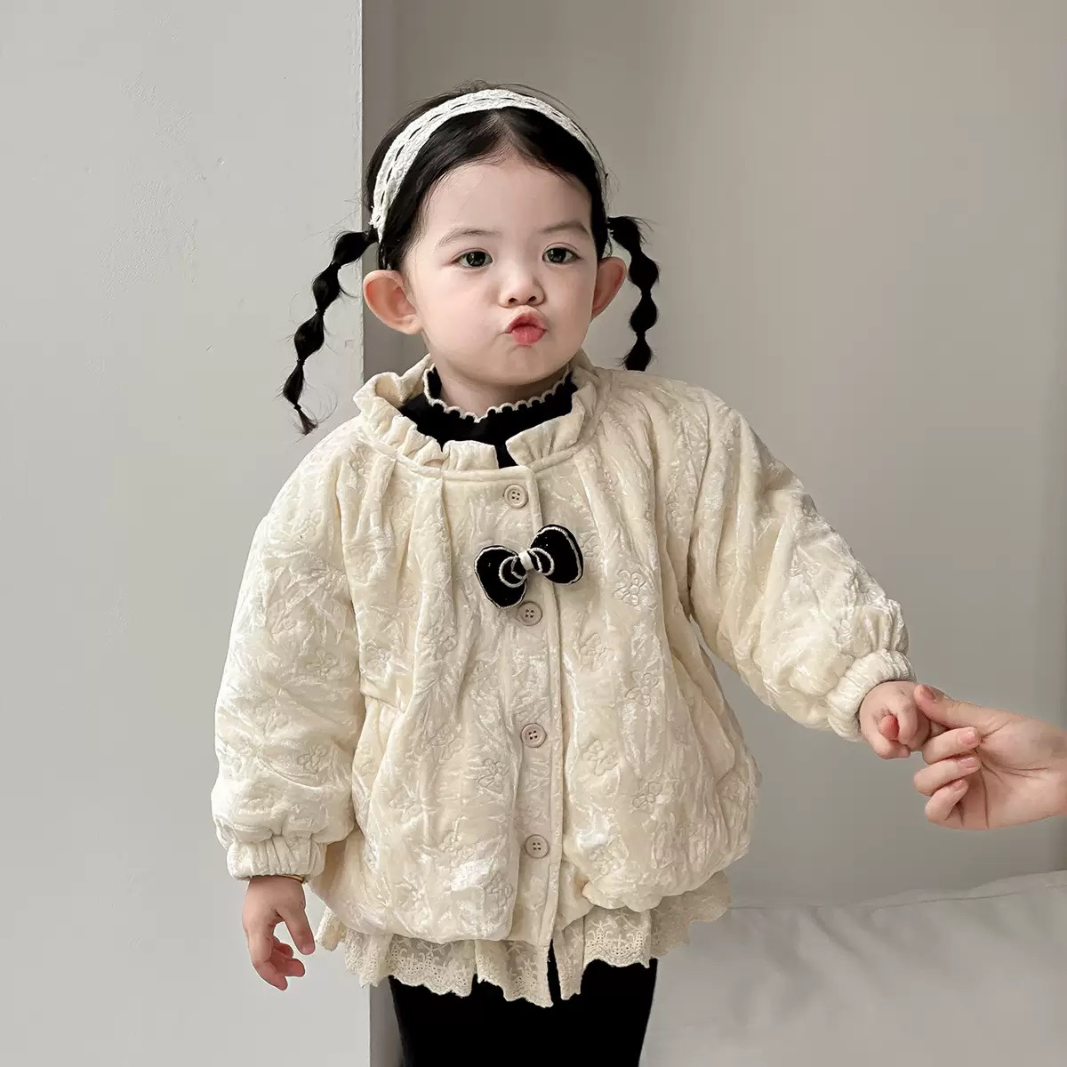 点兮白色小香风丝绒黑色蝴蝶结加绒外套