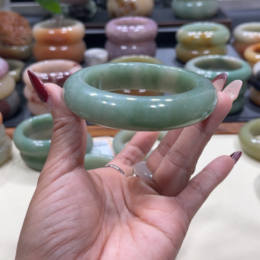 未镶嵌手镯石英岩玉