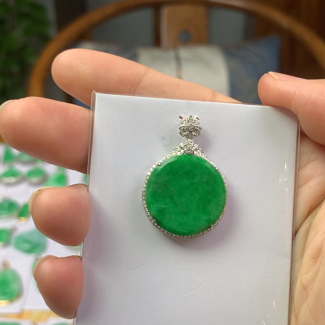 翡翠18K金镶嵌颈饰翡翠首饰