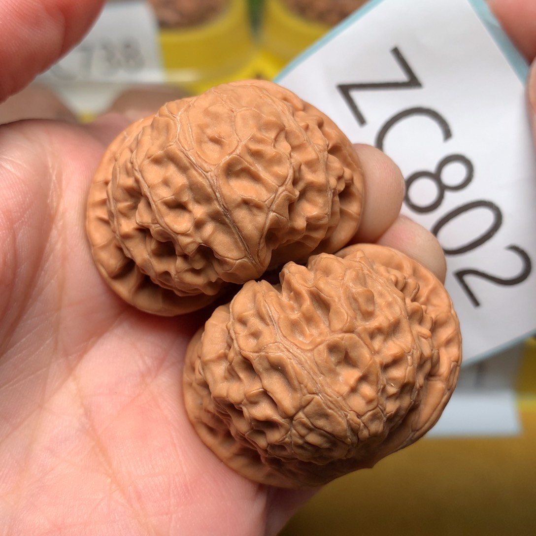文玩核桃把件红皮肉球宫灯40