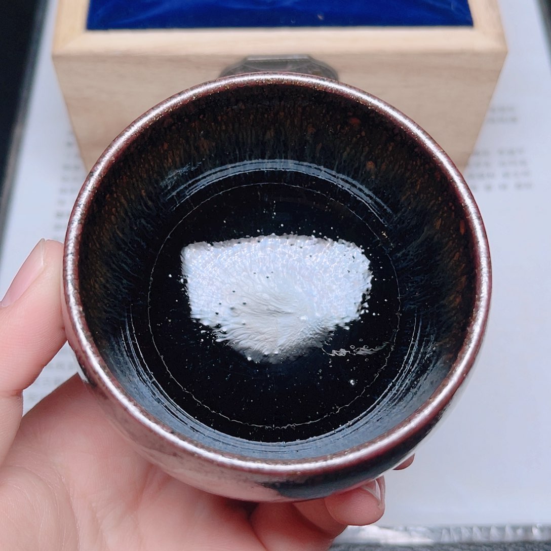 茶盏滴滴答答地流淌