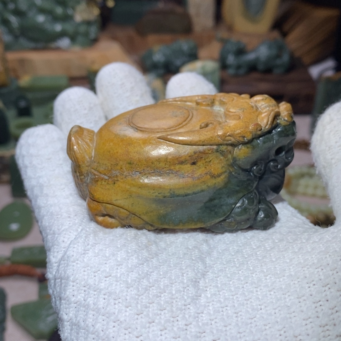 未镶嵌岫岩河磨玉（透闪石质玉）把件