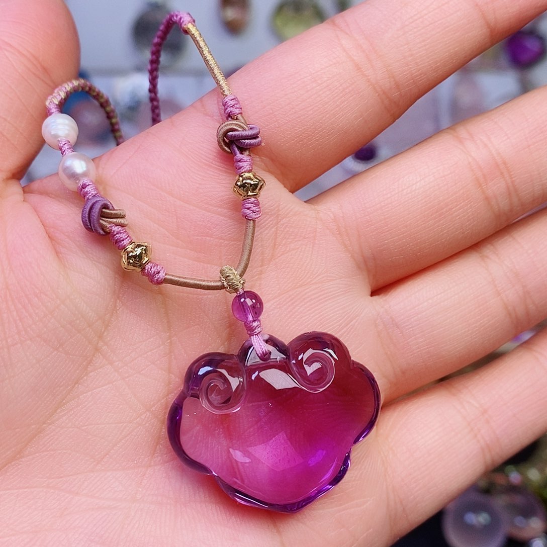 水晶吊坠(赠链)未镶嵌小**?