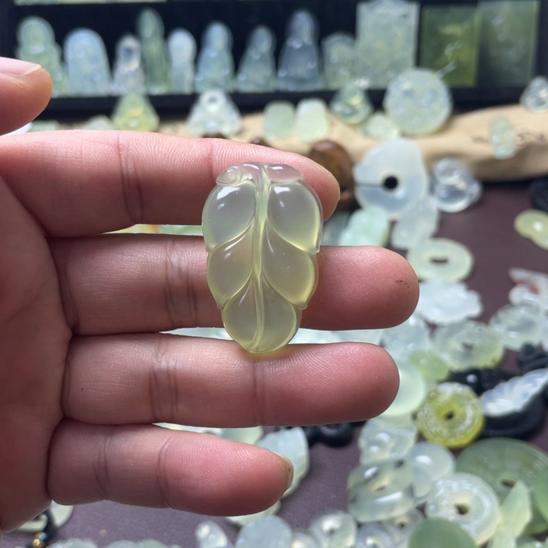 蛇纹石玉颈饰未镶嵌明*