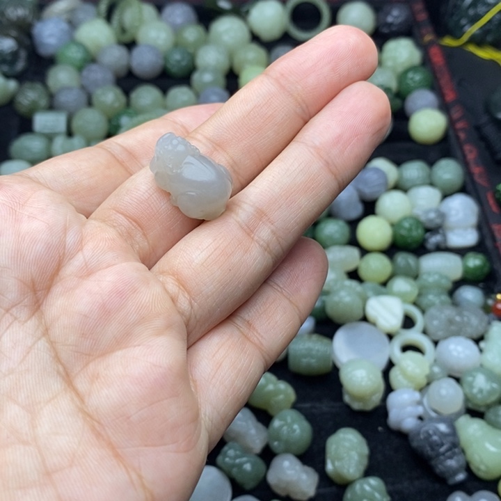 余***走和田玉未镶嵌颈饰