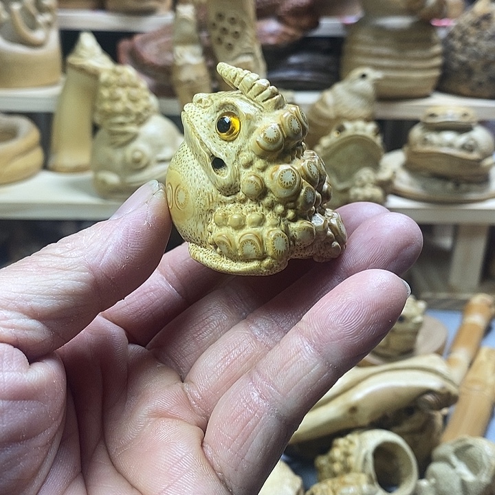 竹根雕牛角蟾把件