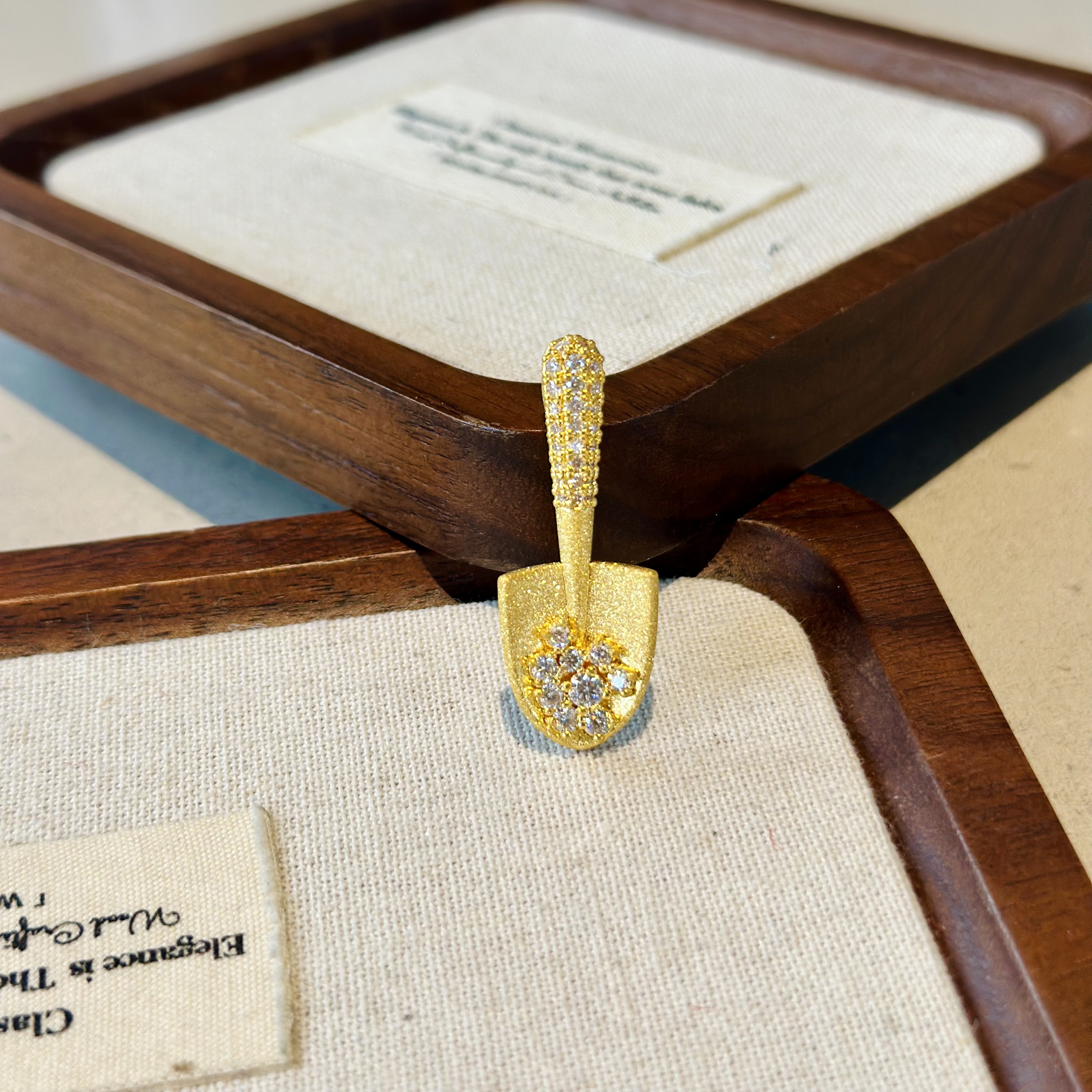 999足金5G工艺黄金镶嵌钻小金铲吊坠