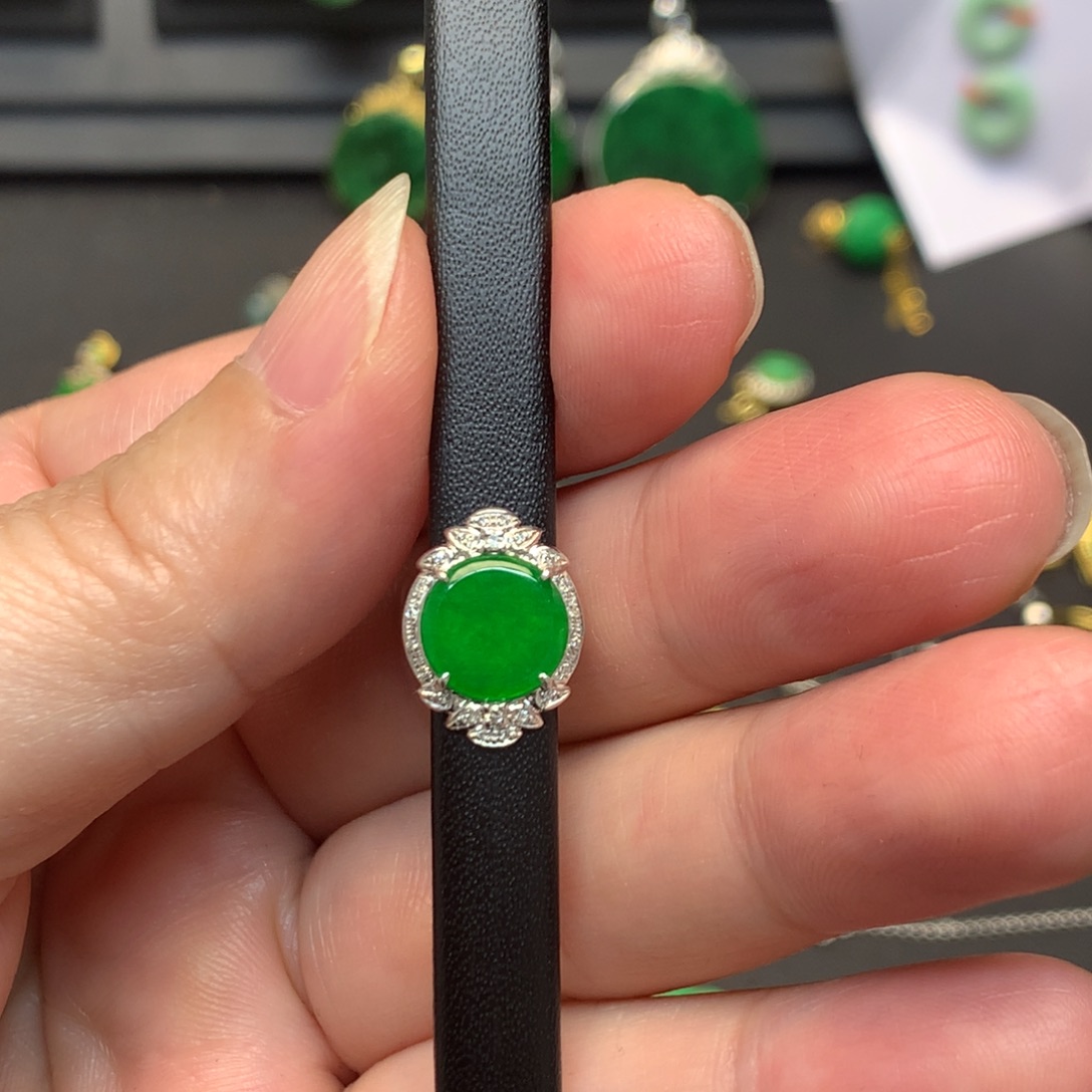 嫩***草翡翠18K金镶嵌吊坠(不含链)有纹