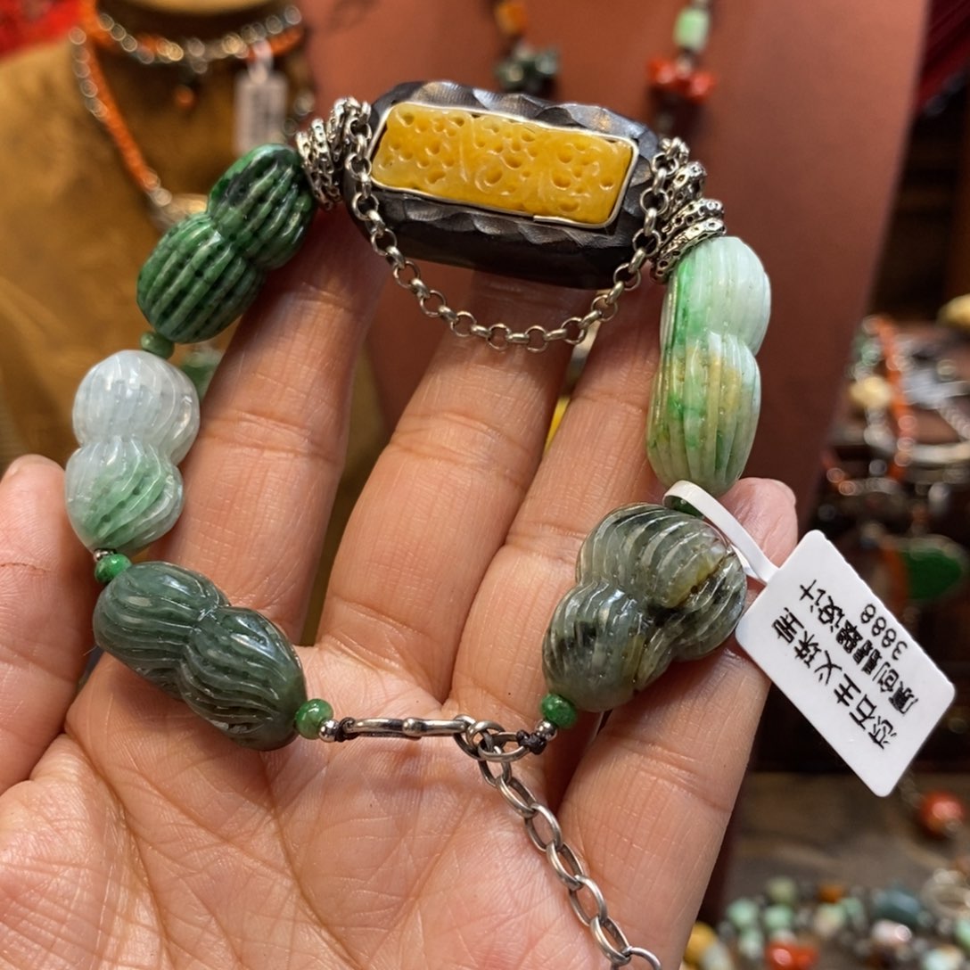 翡翠吊坠(赠链)未镶嵌