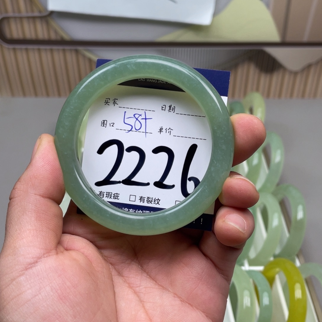 岫玉手镯手镯未镶嵌