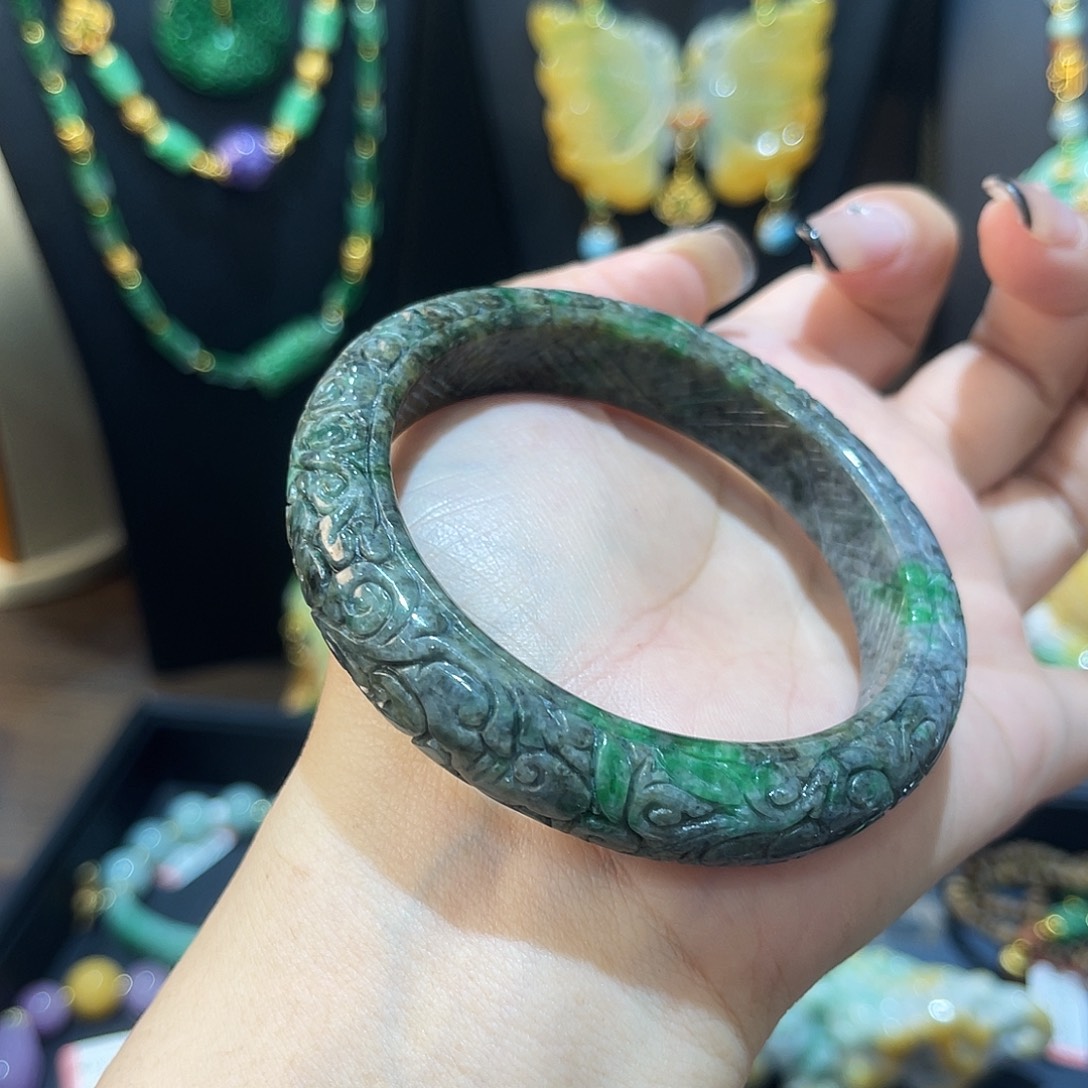 翡翠手镯未镶嵌乌鸡