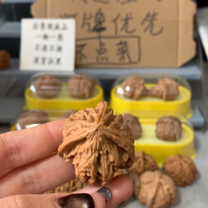 嗷***哦文玩核桃吊坠异形单只，有瑕疵