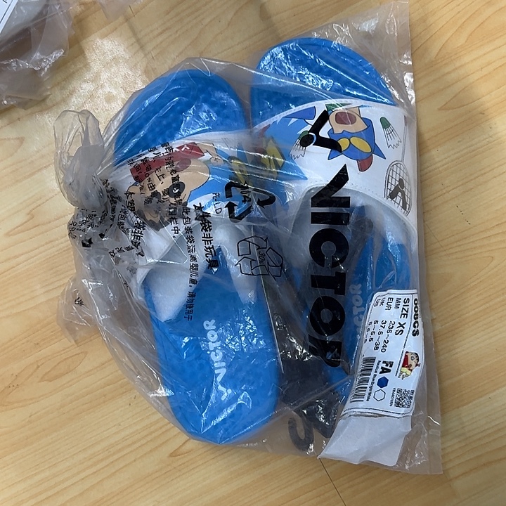 37.5码特价拖鞋蜡笔小新
