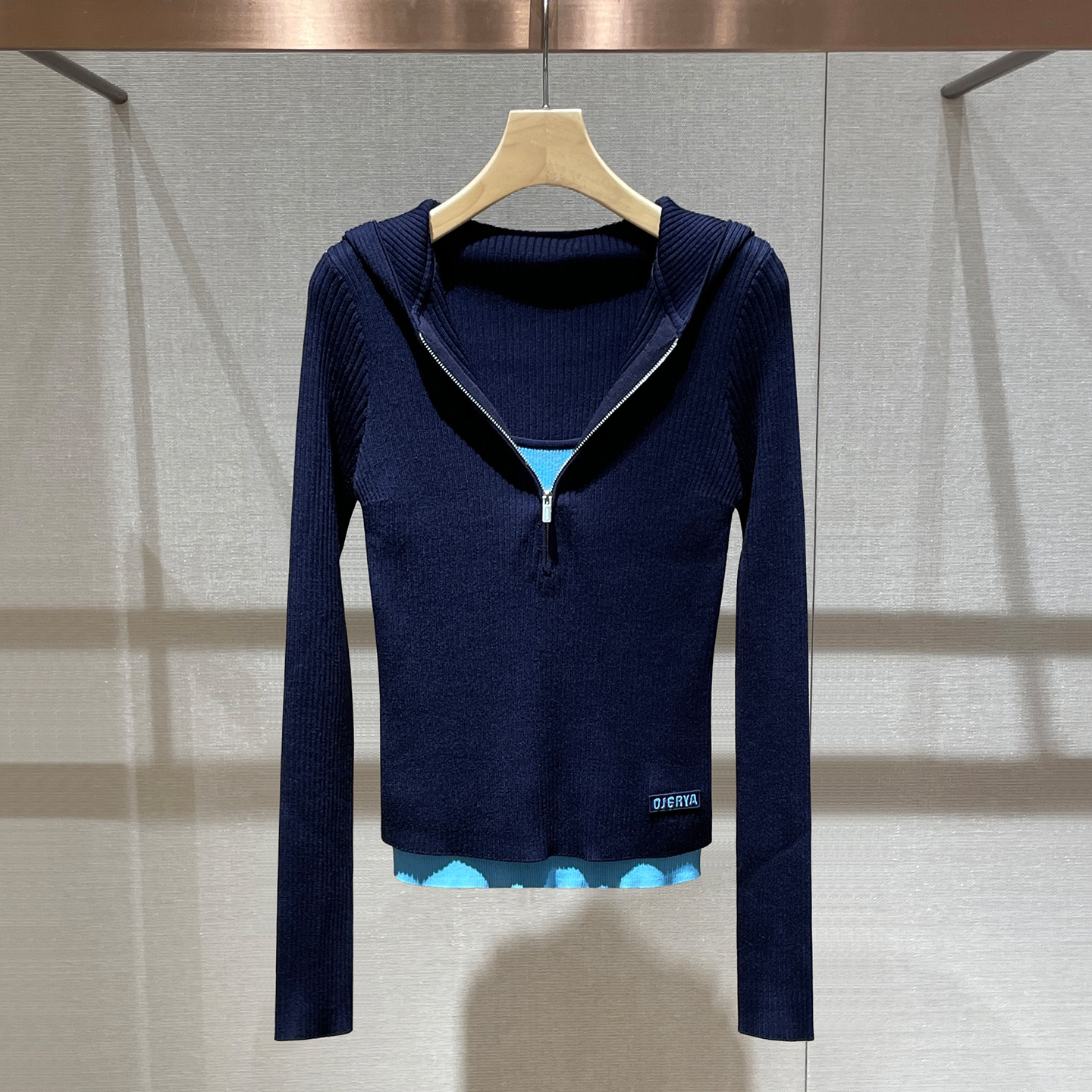 高级小众不撞款上衣2025冬新款简约休闲时尚拉链连帽假两件针织衫